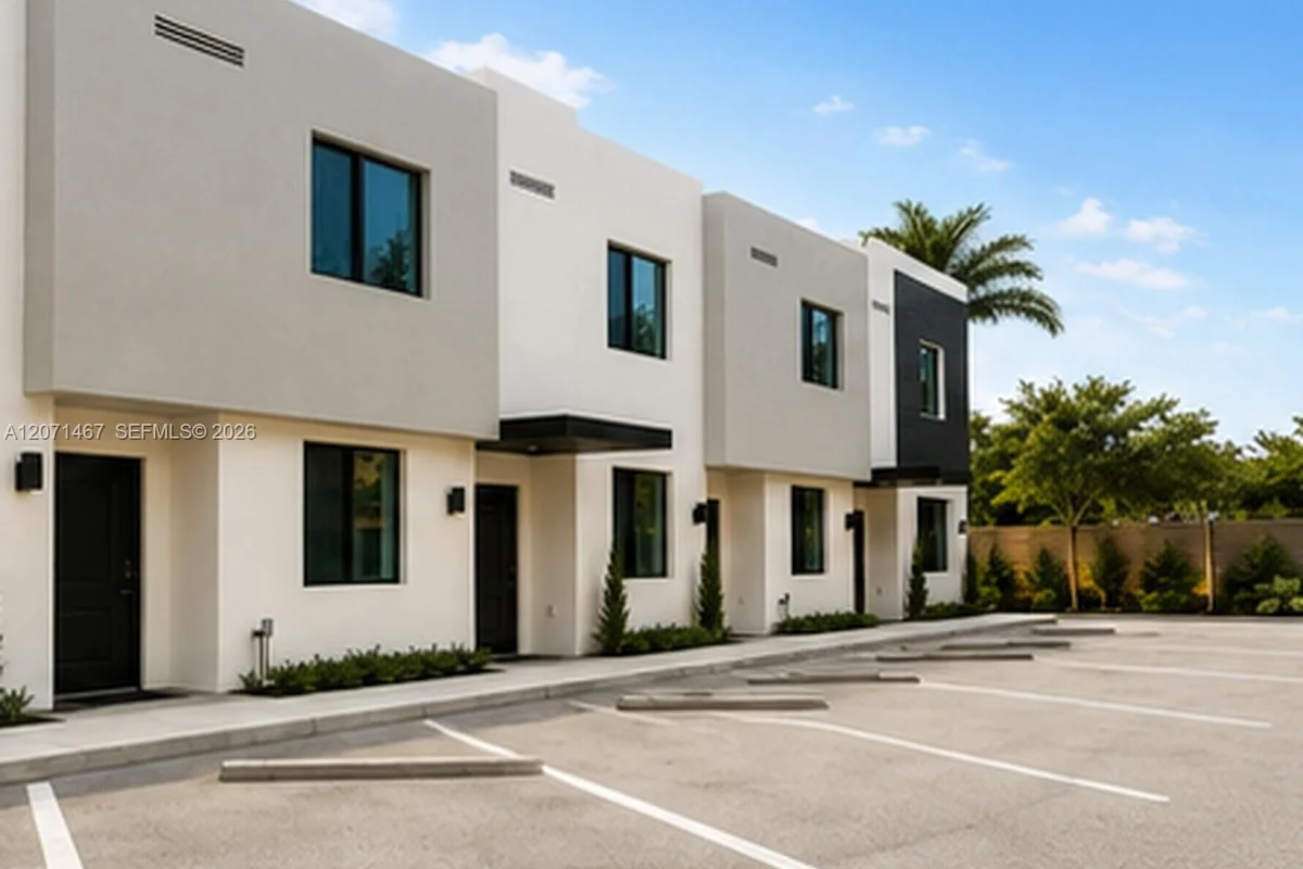 171 NW 158th St #6, Miami: photo 1 of 20