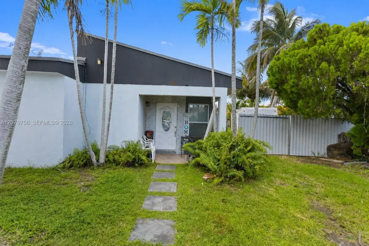 12021 SW 209th St, Miami: photo 1 of 24
