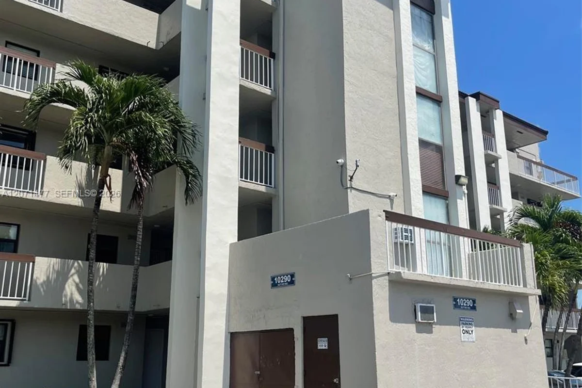 10290 NW 9th St Cir #113, Miami: photo 1 of 22
