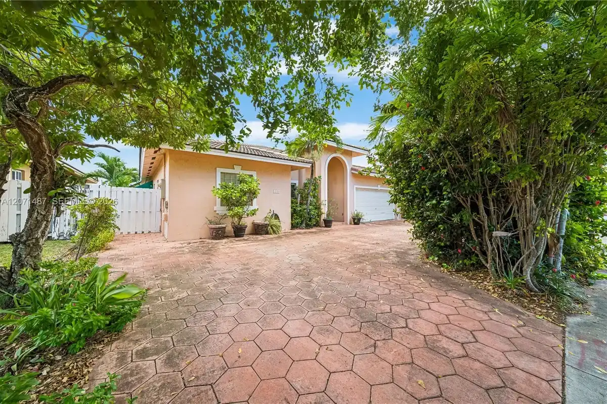 1220 SW 139th Ave, Miami: photo 1 of 27