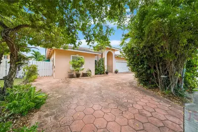 1220 SW 139th Ave, Miami: photo 1 of 27