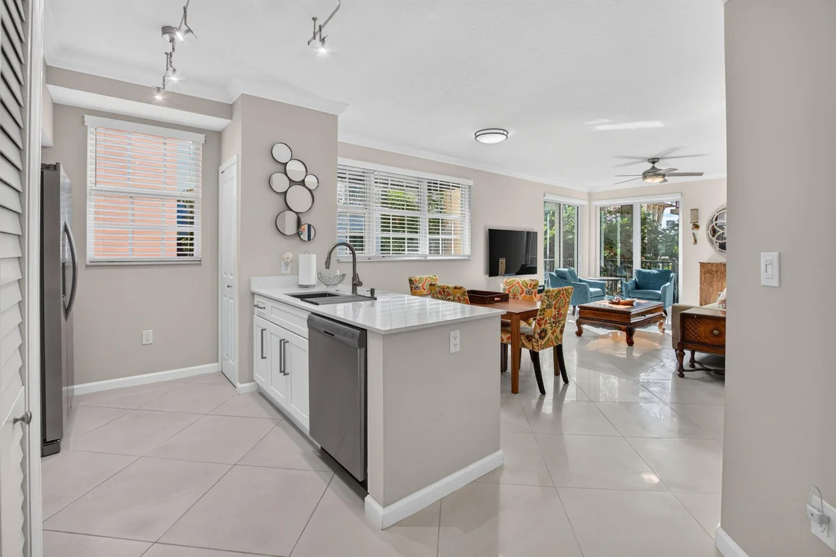 225 NE 1st St #202, Delray Beach: photo 1 of 24
