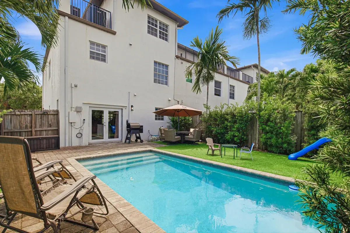 807 NW 1st Ave, Fort Lauderdale: photo 1 of 38