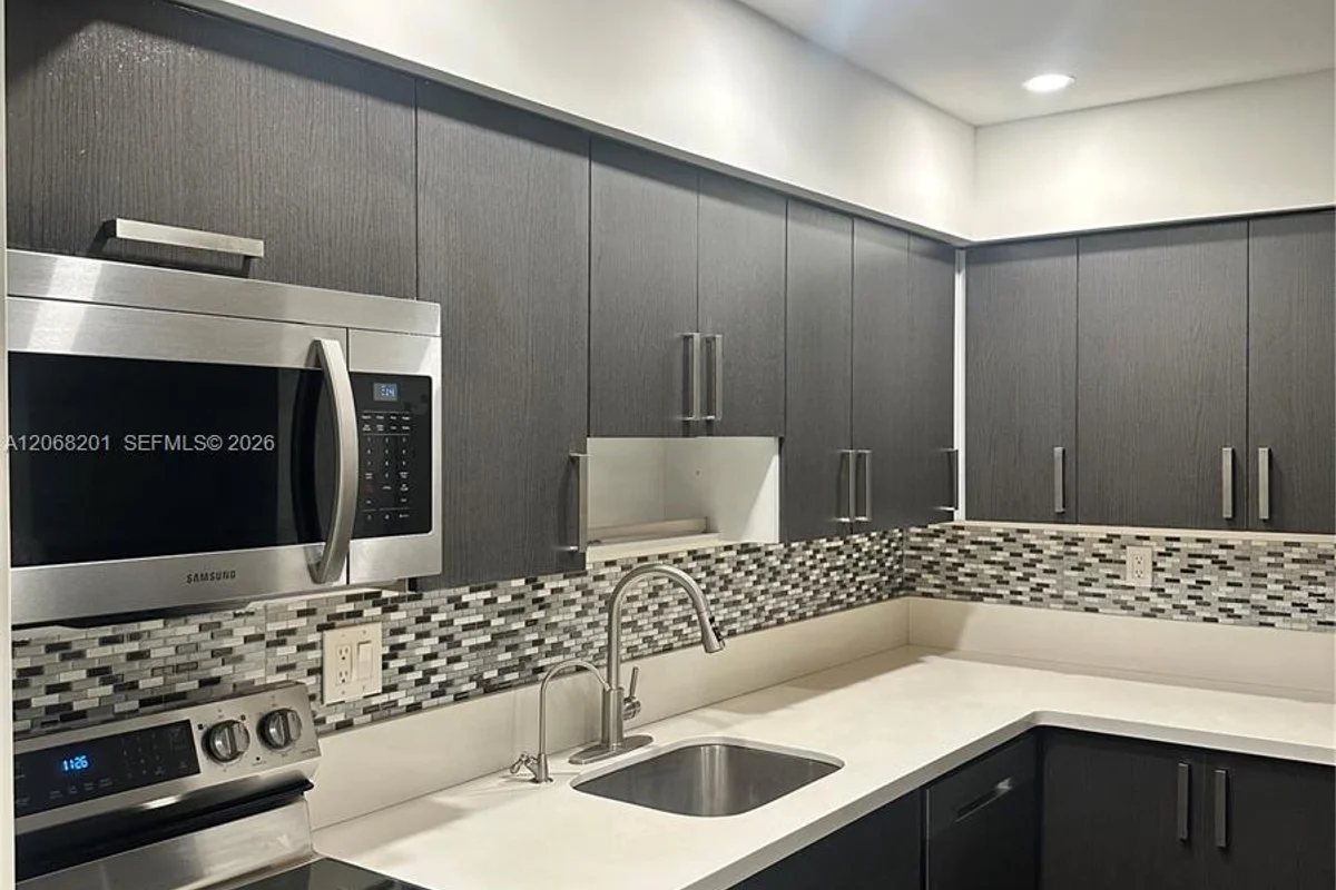 9449 SW 76th St #T5, Miami: photo 1 of 18