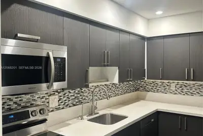 9449 SW 76th St #T5, Miami: photo 1 of 18