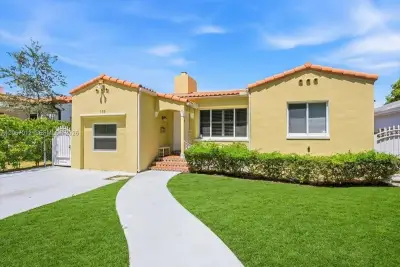 155 SW 28th Rd, Miami: photo 1 of 32