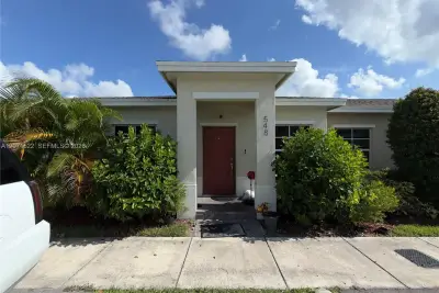 548 NE 5th Way, Florida City: photo 1 of 17