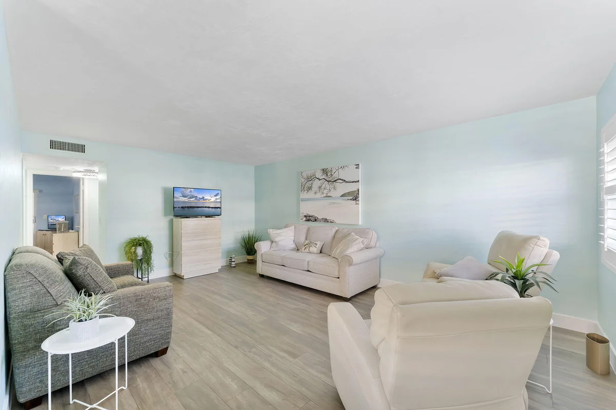 3322 Cynthia Ln #102, Palm Springs: photo 1 of 21