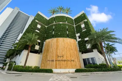 16385 Biscayne Blvd #521, North Miami Beach: photo 1 of 50