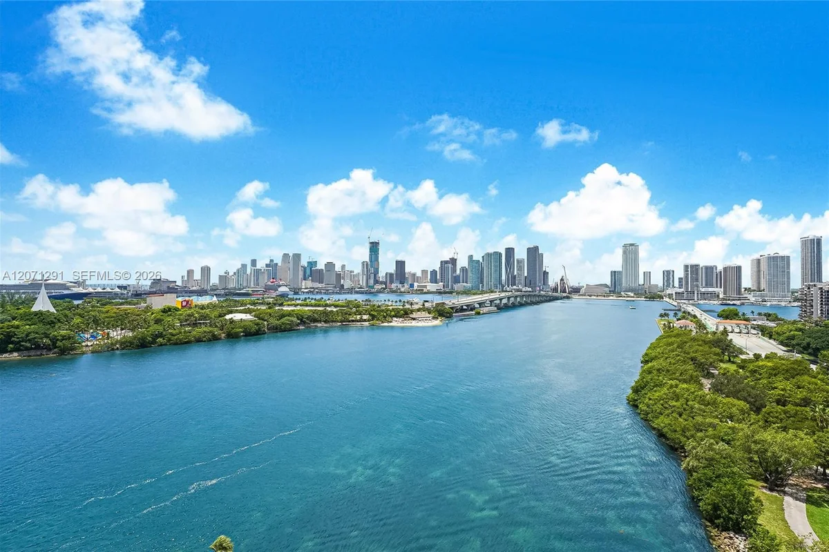 1000 Venetian Way #1108, Miami: photo 1 of 40