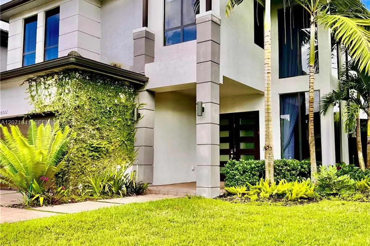16002 SW 136th Way, Miami: photo 1 of 19