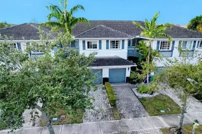 1421 NW 34th Way, Lauderhill: photo 1 of 32