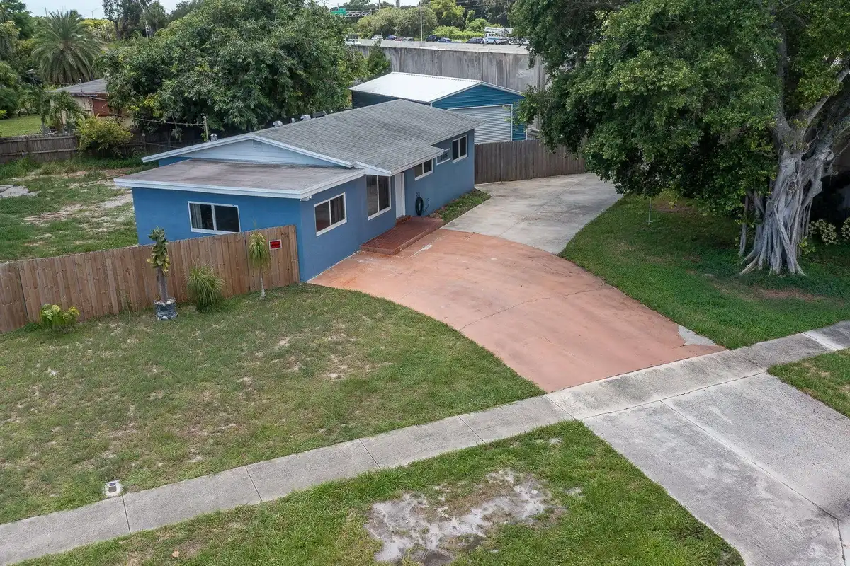 1446 W Drew St, Lantana: photo 1 of 37