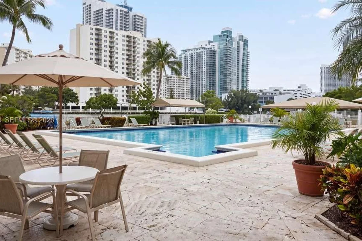 1000 Parkview Dr #511, Hallandale Beach: photo 1 of 8