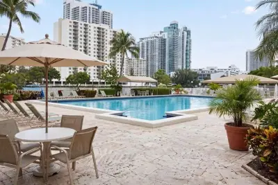 1000 Parkview Dr #511, Hallandale Beach: photo 1 of 8