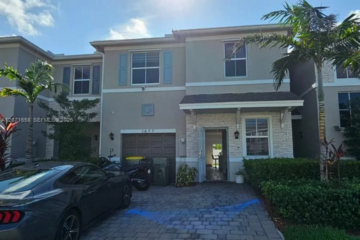 1677 SE 8th Ave, Homestead: photo 1 of 34