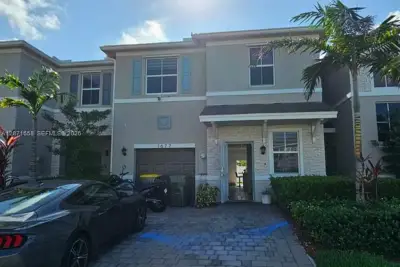 1677 SE 8th Ave, Homestead: photo 1 of 34