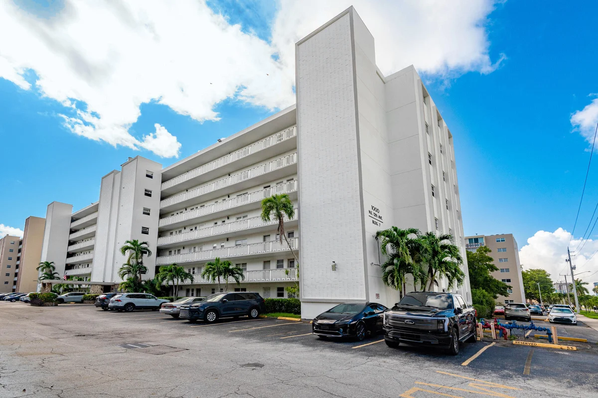 1000 NE 12th Ave #104, Hallandale Beach: photo 1 of 25
