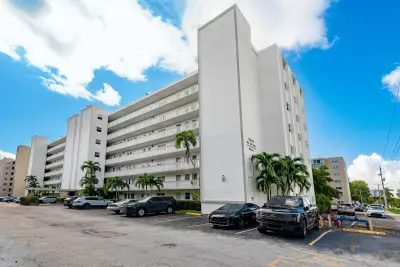 1000 NE 12th Ave #104, Hallandale Beach: photo 1 of 25