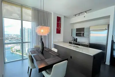 55 SE 6th St #4102, Miami: photo 1 of 15