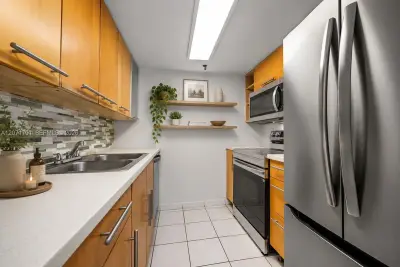 1010 NW 11th St #507, Miami: photo 1 of 18