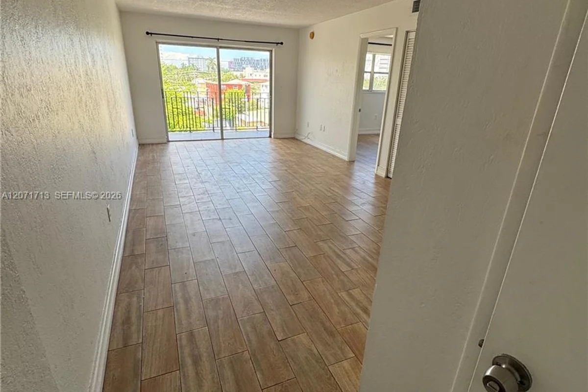 444 SW 4th St #402, Miami: photo 1 of 37
