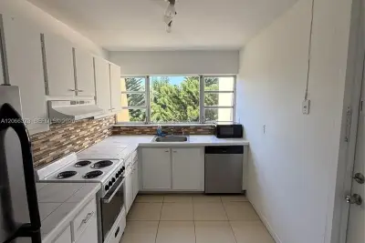 952 NE 199th St #4K, Miami: photo 1 of 11