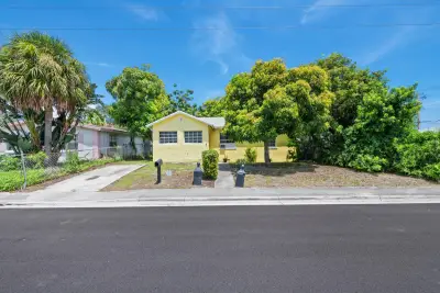 616 W 5th St, Riviera Beach: photo 1 of 23