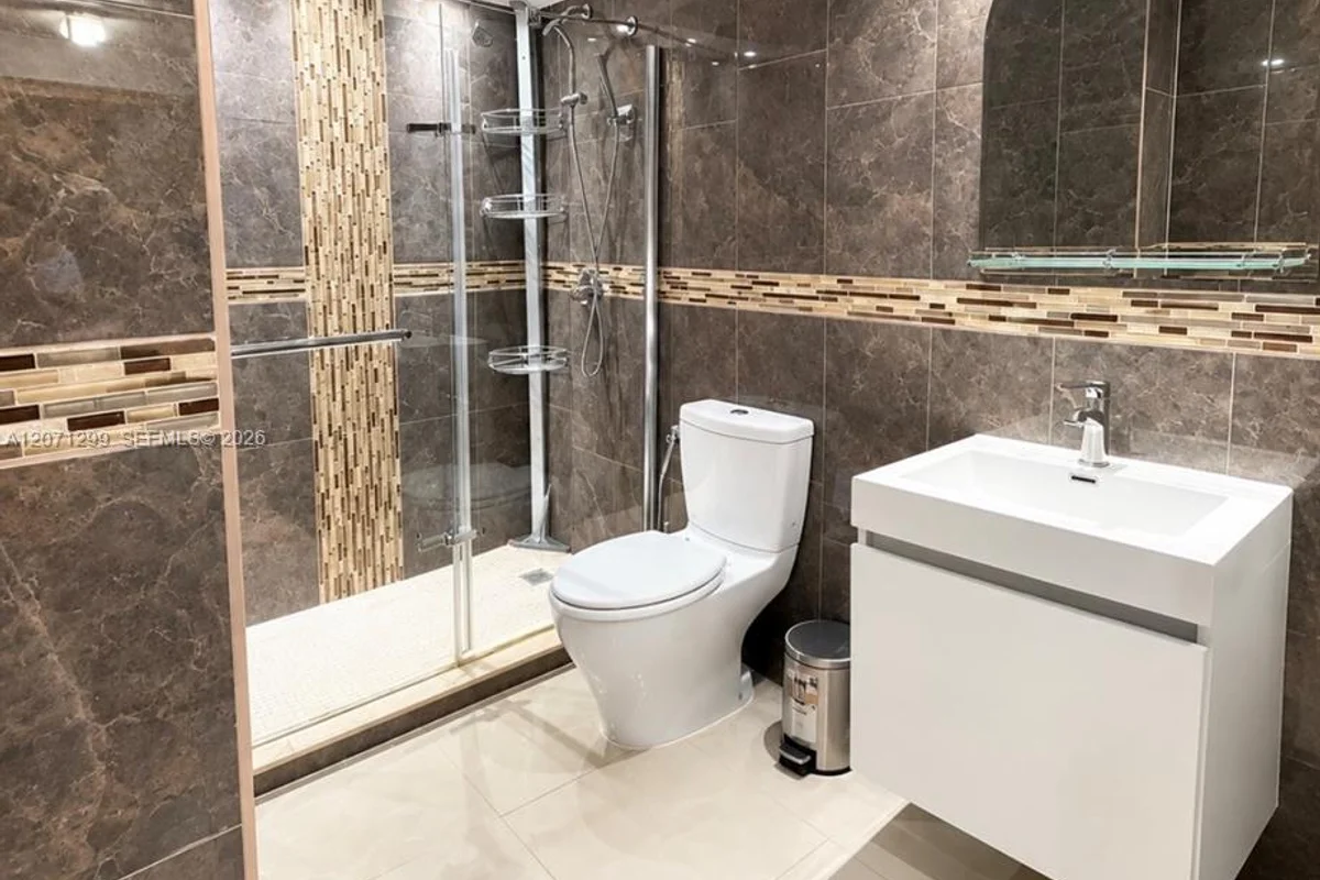 605 NW 72nd Ave #301, Miami: photo 1 of 5