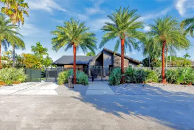 11620 NE 20th Dr, North Miami: photo 1 of 45