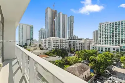 321 NE 26th St #811, Miami: photo 1 of 13