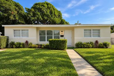1240 W 26th Ct, Riviera Beach: photo 1 of 13