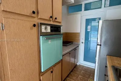 1400 Pennsylvania Ave #34, Miami Beach: photo 1 of 9