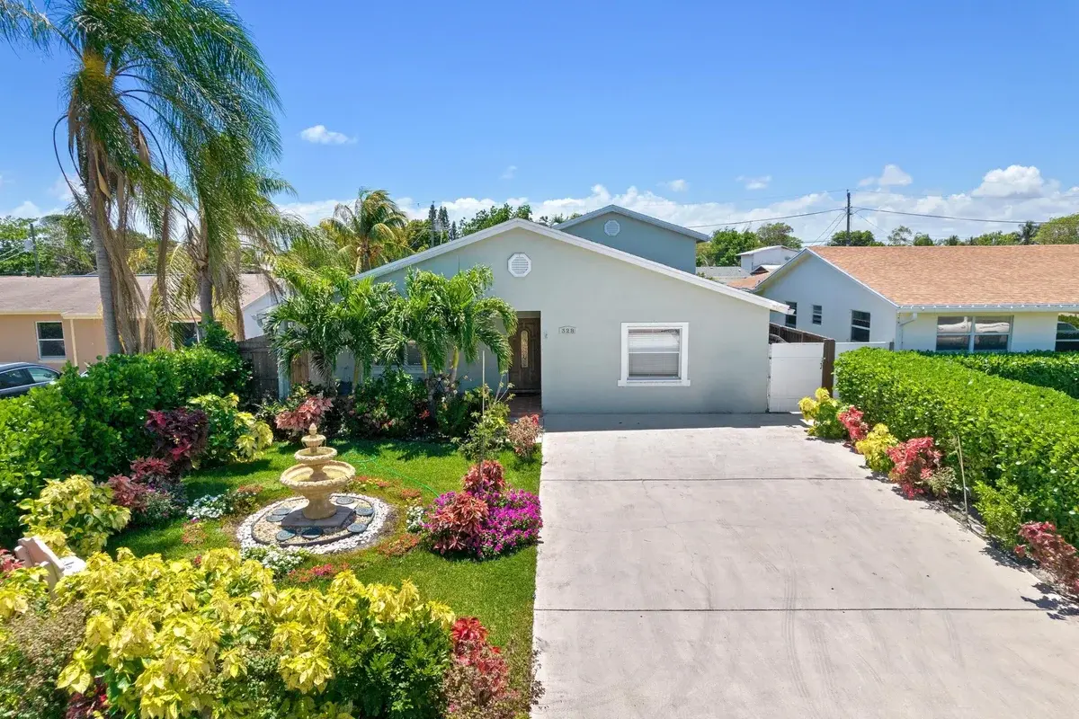 328 Hastings St, Boca Raton: photo 1 of 38