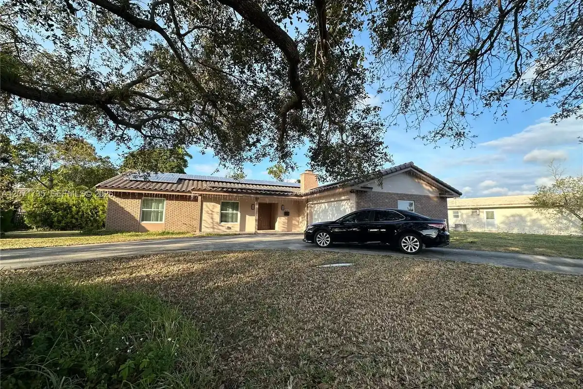 8203 NW 37th St, Coral Springs: photo 1 of 22