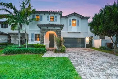 9260 W 35th Ln, Hialeah: photo 1 of 6