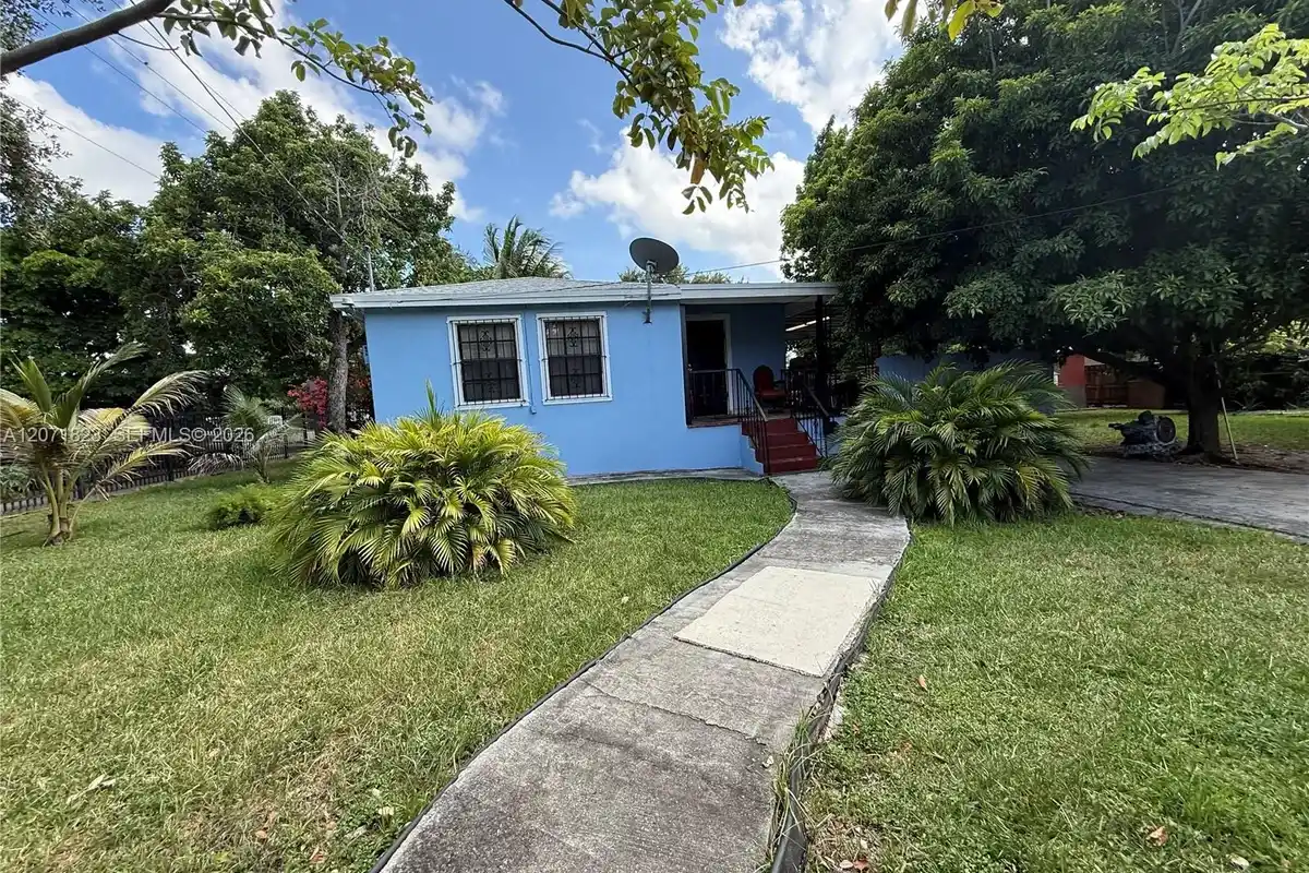 3102 NW 31st St, Miami: photo 1 of 10