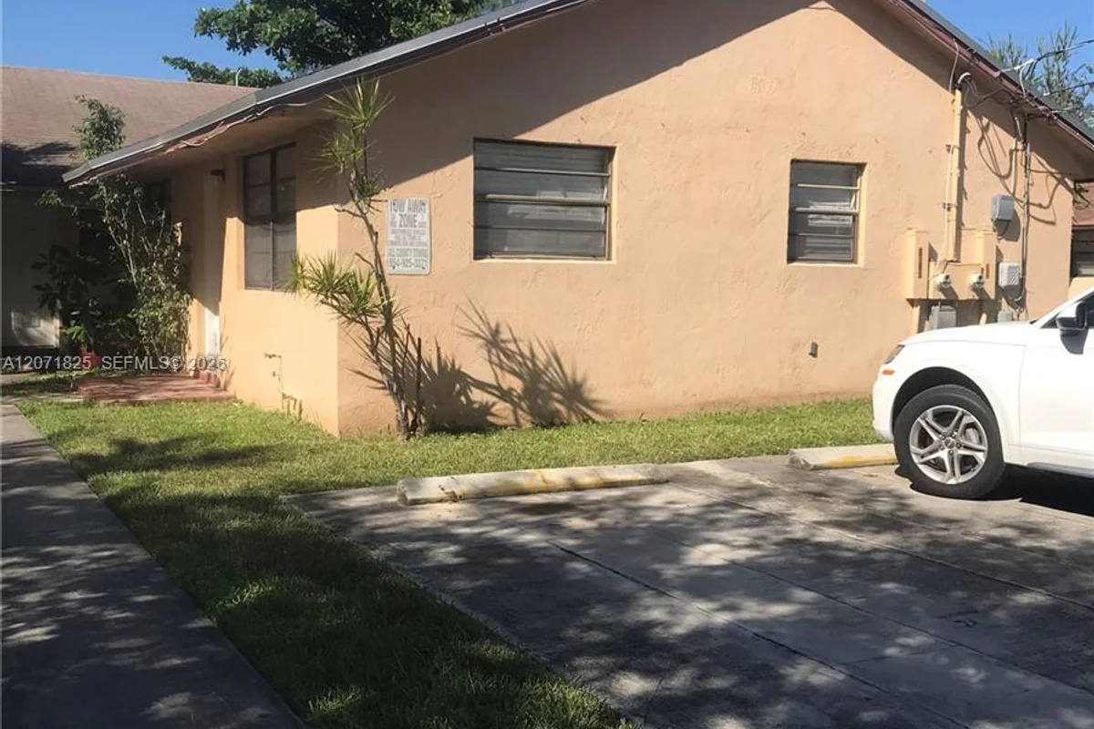 1008 SW 8th St, Hallandale Beach: photo 1 of 5