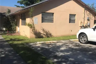 1008 SW 8th St, Hallandale Beach: photo 1 of 5