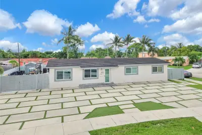 8251 NW 185th St, Hialeah: photo 1 of 39