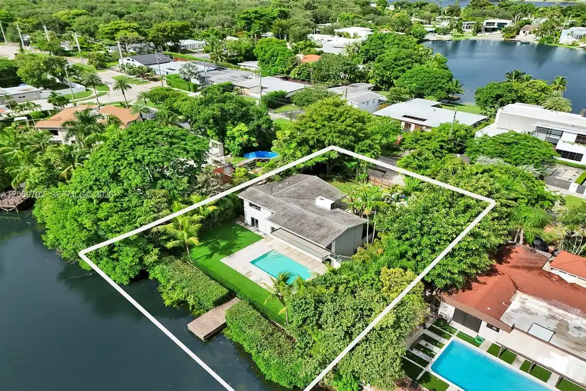 19231 NE 22nd Ave, Miami: photo 1 of 40