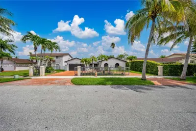 13991 SW 159 Ter, Miami: photo 1 of 25