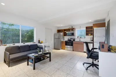 127 NW 74th St #2, Miami: photo 1 of 13