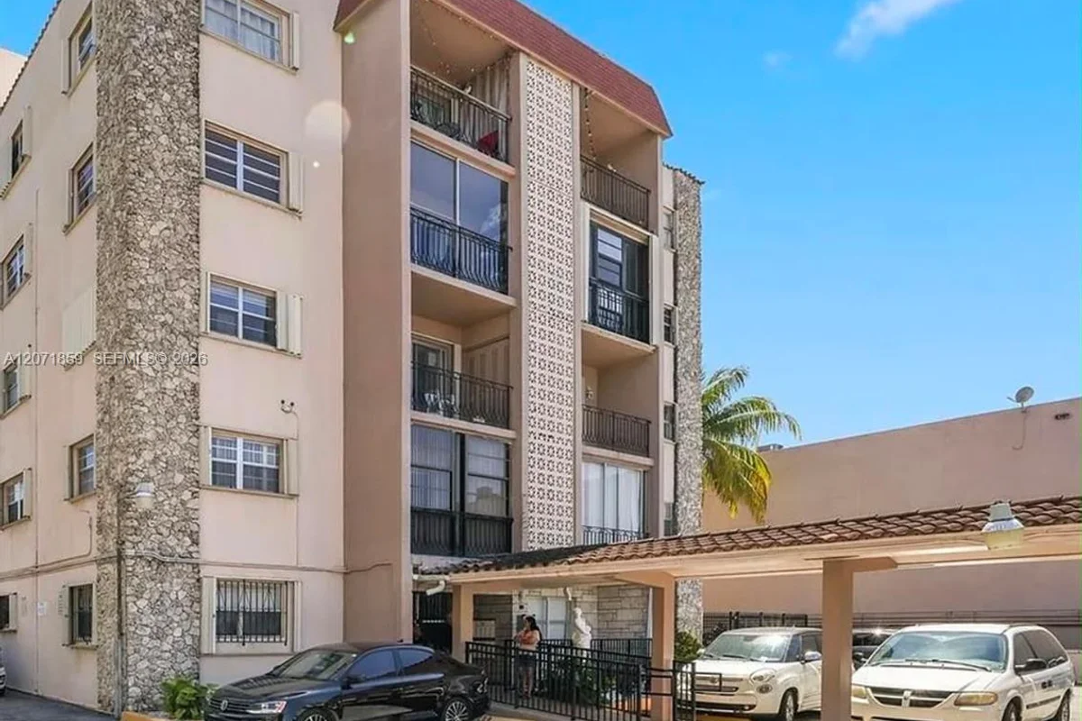 3640 NW 9 St #407, Miami: photo 1 of 15