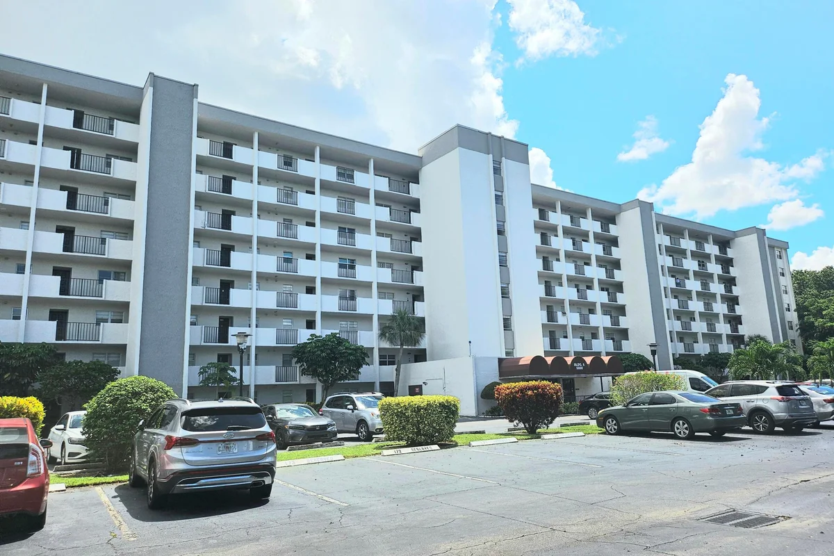 5860 NW 44th St #412, Lauderhill: photo 1 of 10