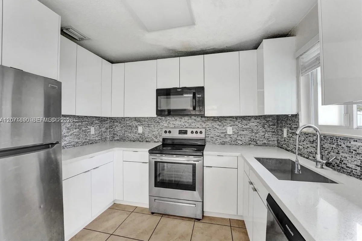 1154 NE 103 St #1, Miami: photo 1 of 8