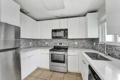 1154 NE 103 St #1, Miami: photo 1 of 8