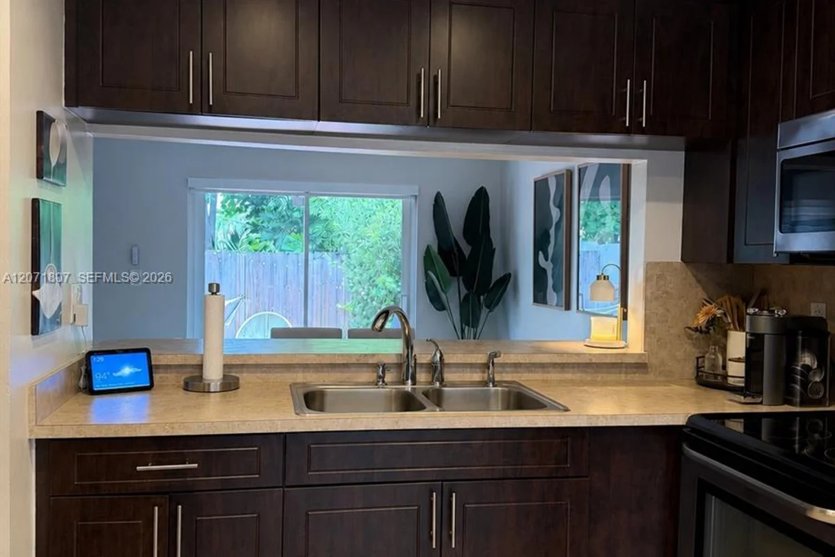 7483 SW 109th Ave, Miami: photo 1 of 13