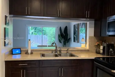 7483 SW 109th Ave, Miami: photo 1 of 13