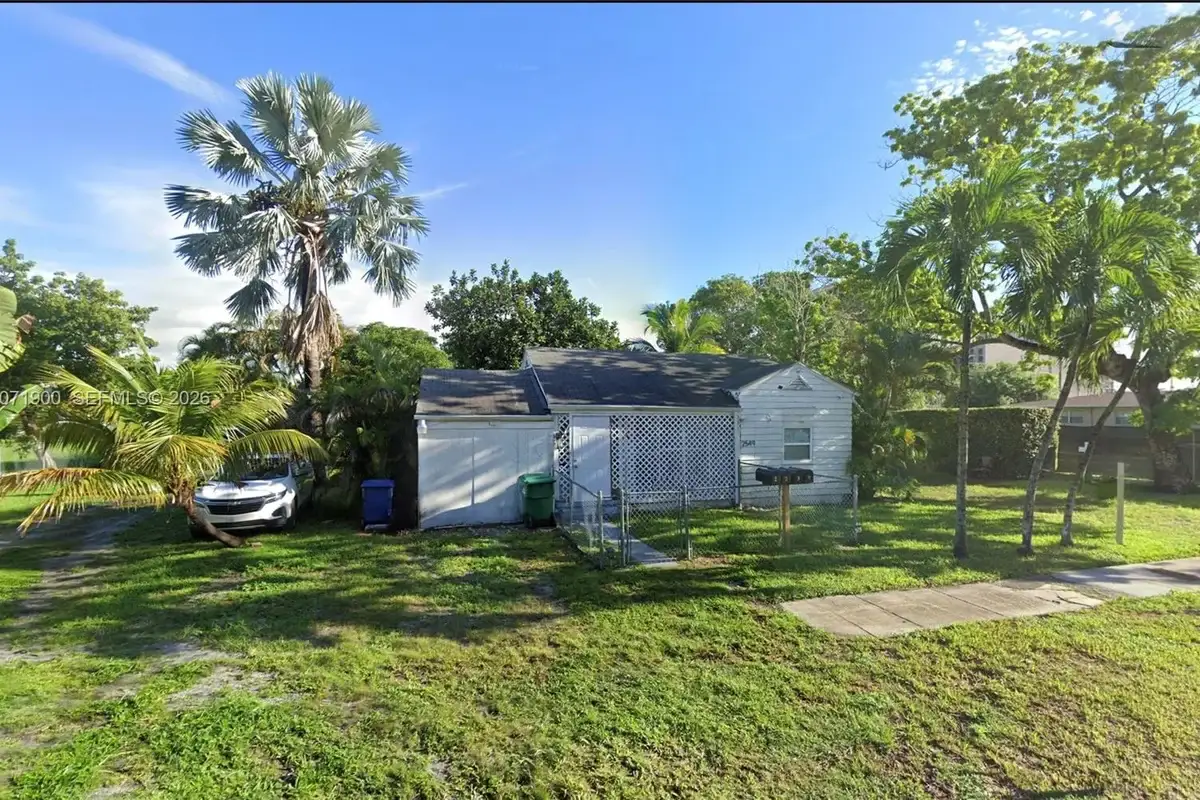 2549 NE 190th St, Miami: photo 1 of 4